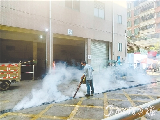 工作人員進(jìn)行專業(yè)消殺。