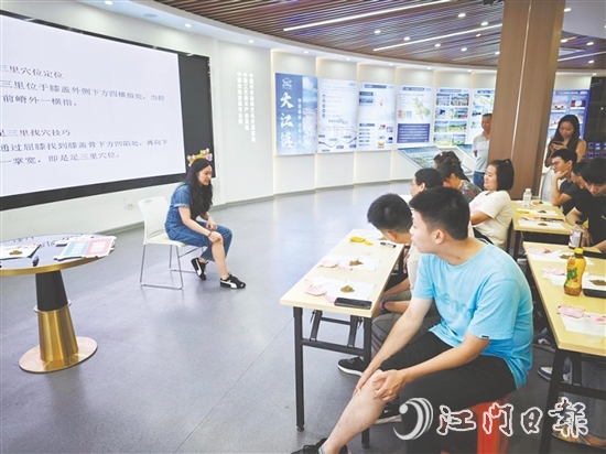 中醫(yī)師現場演示足三里、合谷穴、內關穴等穴位按摩。