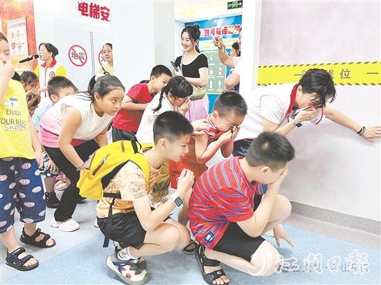 孩子們參加火災(zāi)逃生演練。