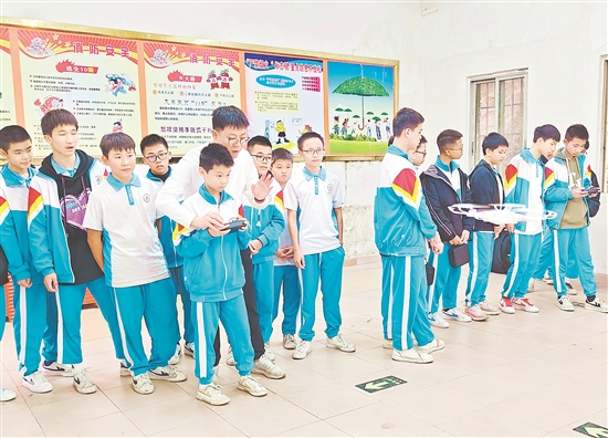 無人機科創(chuàng)領(lǐng)航課程深受學(xué)生歡迎。