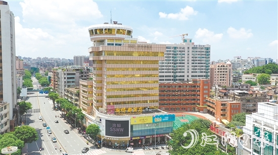 新僑都旋轉(zhuǎn)西餐廳的熱度不亞于當(dāng)年。