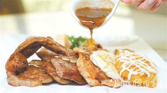 經(jīng)典菜式大雜扒仍在新僑都旋轉(zhuǎn)西餐廳的菜單上。