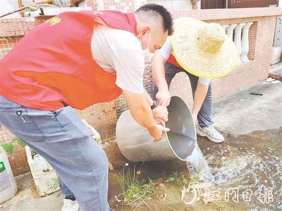 址山鎮(zhèn)黨員干部翻盆倒罐清積水。