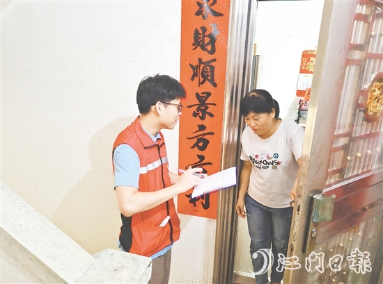 黨員干部上門入戶，耐心向群眾講解蚊媒傳染病預防知識。