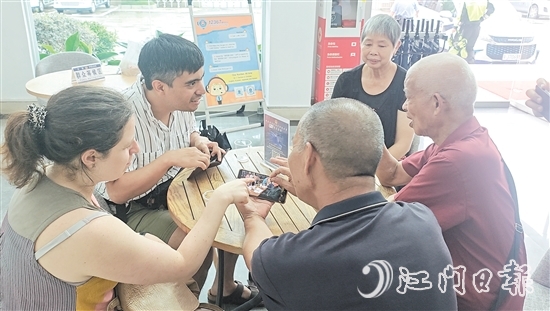 徐慶賢（左二）與親人分享生活趣事。