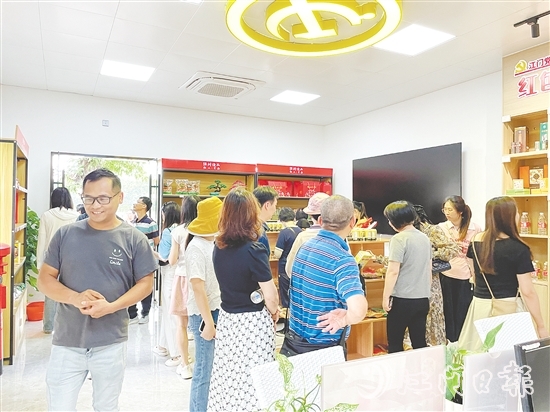 游客可以在霄南鮮卑古村落黨群服務中心購買霄南村出品的特色商品。