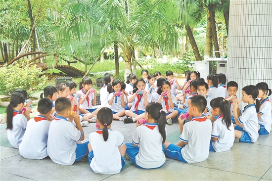 沙坪街道第四小學成立陶笛社團，進一步培養(yǎng)學生學習吹奏陶笛的興趣，提升學生的陶笛演奏水平。