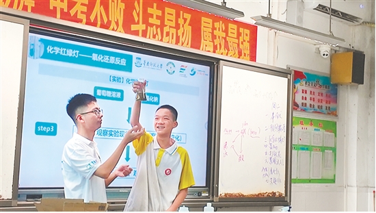 實(shí)踐團(tuán)成員為學(xué)生們帶來(lái)《化學(xué)紅綠燈》趣味實(shí)驗(yàn)，通過(guò)寓教于樂(lè)的方式，讓科學(xué)的種子在學(xué)生們心中生根發(fā)芽。