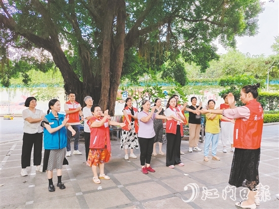 “萬家增健”志愿服務(wù)項(xiàng)目志愿者帶領(lǐng)社區(qū)居民“拍八虛”。