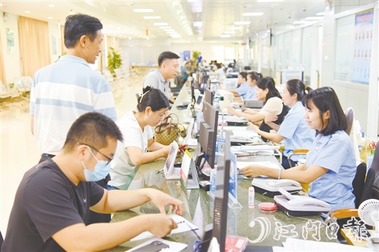 恩平市行政服務(wù)中心從“小切口”入手破解政務(wù)服務(wù)難題，持續(xù)推動政務(wù)服務(wù)效能提升，讓企業(yè)和群眾切實感受到貼心便捷的服務(wù)。