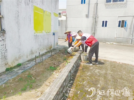 良西鎮(zhèn)黨員干部與群眾一起清理雜物，保持環(huán)境整潔。
