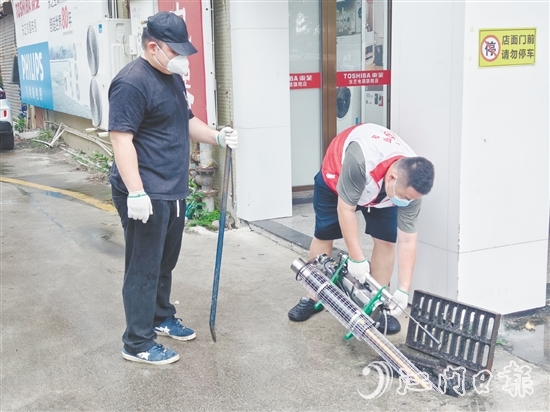 8月2日下午，恩城街道黨員志愿服務(wù)隊(duì)開(kāi)展消殺行動(dòng)。