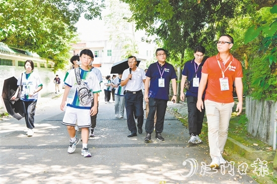 恩平市政協(xié)委員梁發(fā)雄（右一）與香港青年一起參觀恩平市歇馬村。