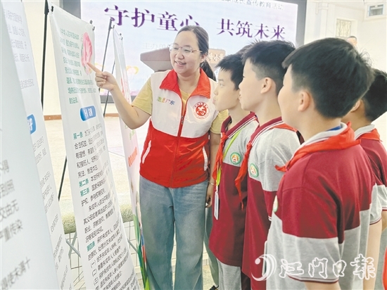 恩平市走進學校開展“守護童心，共筑未來”關愛保護未成年人健康成長教育宣傳活動。