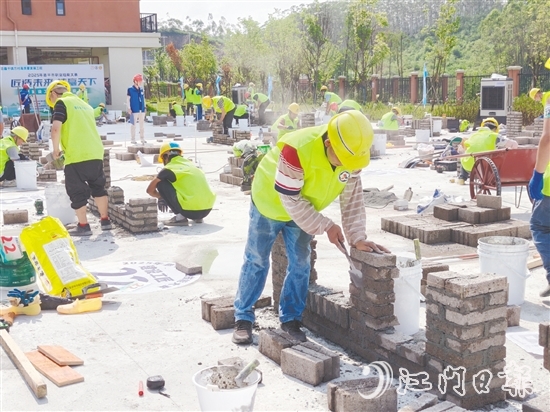 鄉(xiāng)村建設(shè)工匠職業(yè)技能競賽現(xiàn)場，參賽選手根據(jù)圖紙壘起磚墻。