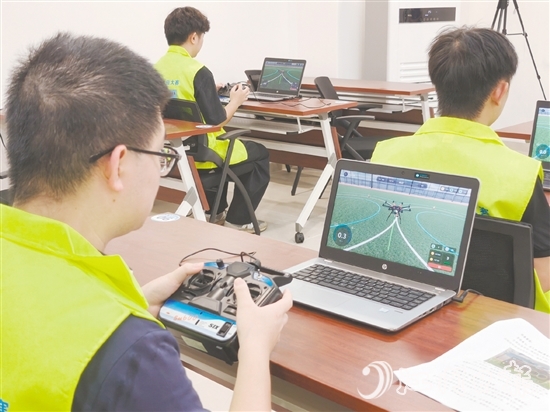 在無人機操作技術(shù)職業(yè)技能競賽低空飛行項目中，選手們熟練地操控?zé)o人機穿越多個圓形障礙。