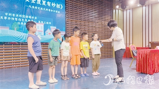 科普講師與孩子們進(jìn)行互動(dòng)。