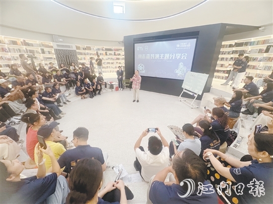 8月2-3日，高志森為大灣區(qū)80余位電影從業(yè)者、青年導(dǎo)演編劇、文旅專家及“僑鄉(xiāng)新大眾文藝社”創(chuàng)作代表帶來三場深度主題分享。