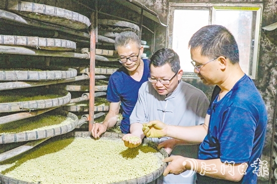 陳杰（中）深耕調味品行業(yè)30年，帶領團隊攻克多個技術難題，為企業(yè)發(fā)展打下堅實基礎。