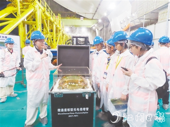 學(xué)生們步入直徑35米的球形探測(cè)器核心區(qū)，聆聽廣東省研學(xué)旅行協(xié)會(huì)研學(xué)導(dǎo)師賴茵茵講述江門中微子實(shí)驗(yàn)室建設(shè)過程中的故事。