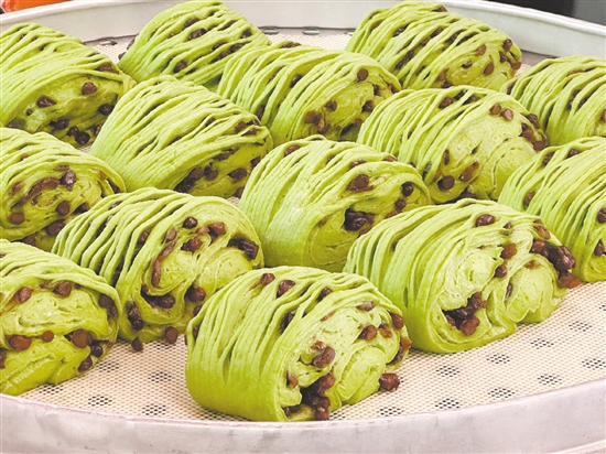 菠菜紅豆花卷。