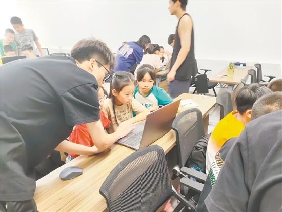 大學生為沙塘鎮(zhèn)40余名中小學生傳授人工智能知識。