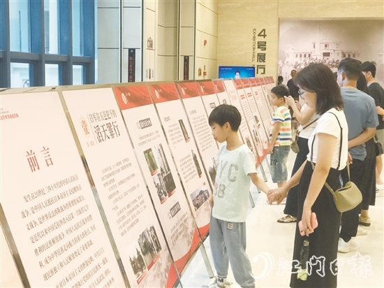 市民參觀展覽，從英雄事跡中汲取愛(ài)國(guó)愛(ài)鄉(xiāng)的精神力量。