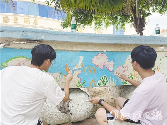 經(jīng)過大學(xué)生的精心設(shè)計(jì)和巧妙繪制，廢棄漁船重新煥發(fā)出生命力。