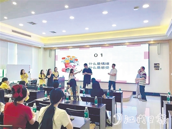 活動中，職工通過游戲掌握心理調(diào)節(jié)方法。