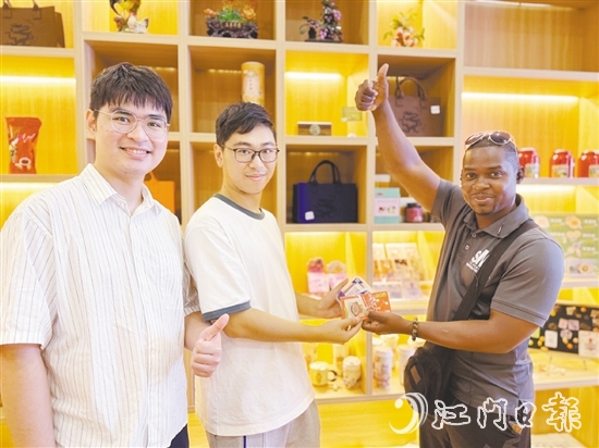 外國游客點(diǎn)贊臺山特色文創(chuàng)產(chǎn)品。