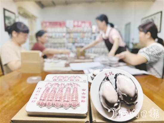 海鮮與美食主題文創(chuàng)新品將臺山蠔的飽滿、瀨尿蝦的靈動濃縮于方寸之間。