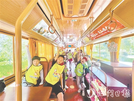 暑假期間，鐺鐺車吸引不少參加研學(xué)的學(xué)生乘坐。