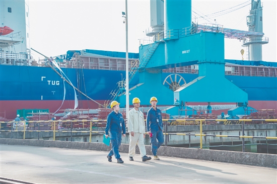 新會(huì)供電局工作人員到新會(huì)區(qū)海工裝備制造基地開(kāi)展用電檢查。