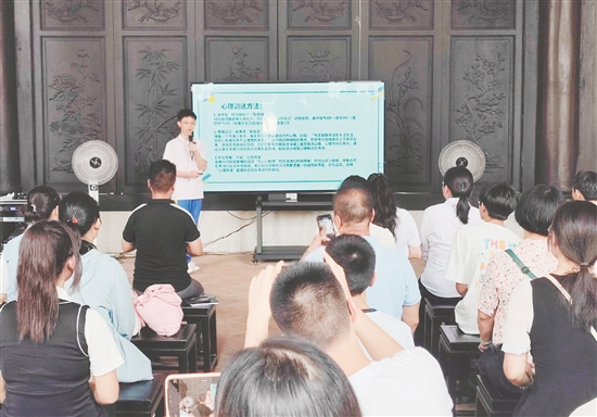 新會(huì)高考優(yōu)秀學(xué)子結(jié)合自身經(jīng)歷分享經(jīng)驗(yàn)。