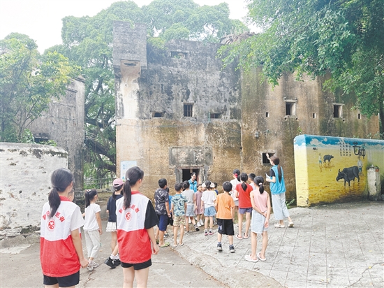 孩子們通過建筑了解古村落的歷史。