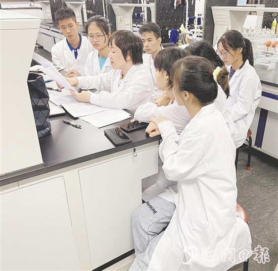 李葉青正在指導(dǎo)學(xué)生。