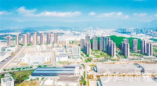 鶴山以產業(yè)發(fā)展為核心，持續(xù)壯大縣域經濟。圖為鶴山工業(yè)城（共和鎮(zhèn)）俯瞰圖。