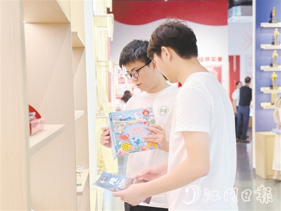 湖北大學(xué)師生走進(jìn)鶴山龍頭企業(yè)，了解鶴山產(chǎn)業(yè)發(fā)展情況。