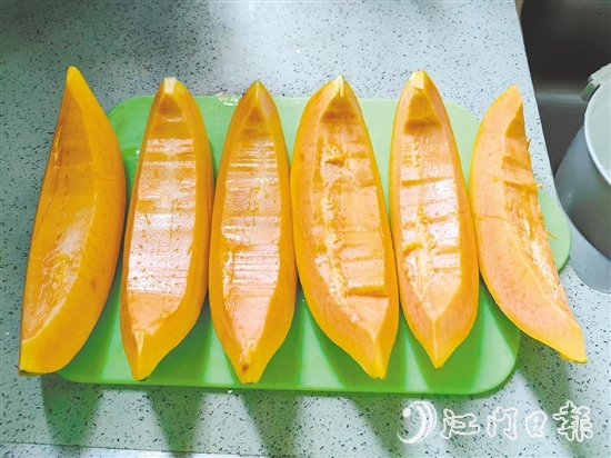 水果木瓜成熟后，果肉呈橙紅色，口感綿軟，冷藏后單獨(dú)食用清涼解暑，甜而不膩。