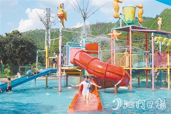 在彩虹山莊水上樂園，家長帶著孩子游玩。