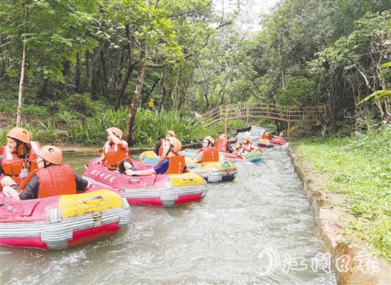 暑假期間，鶴山水上樂園和漂流等親水景區(qū)人氣大增，游客絡繹不絕。