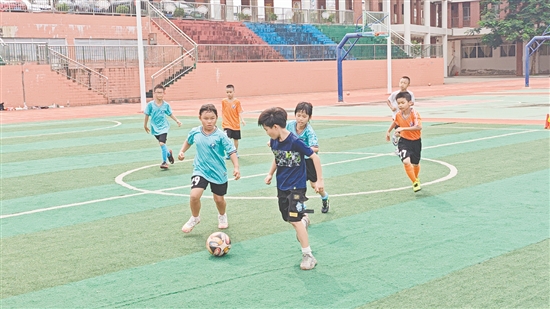 在對抗練習(xí)賽中，雙方攻防激烈，在綠茵場上盡情揮灑汗水。