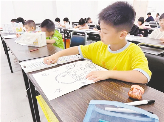 孩子們在畫紙上描繪自己心中“20年后的生活”。