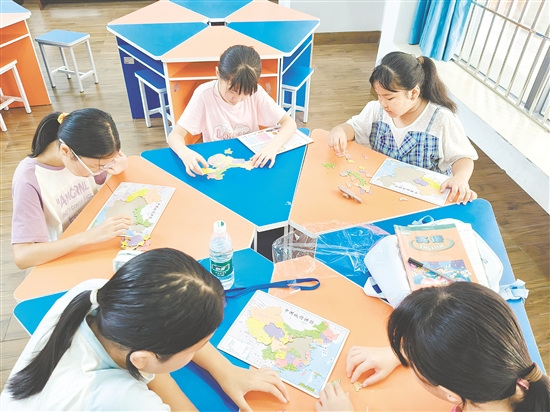 學(xué)生在拼中國地圖中，了解祖國的山川地貌、風(fēng)土物種、民族文化。