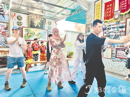 外國(guó)青年博主認(rèn)真學(xué)習(xí)各種招式，體驗(yàn)詠春拳的魅力。梁詩(shī)雅