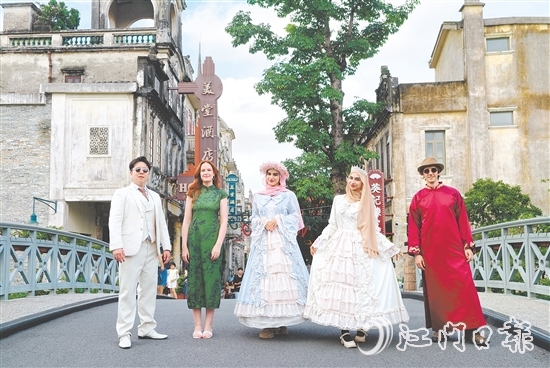 在赤坎華僑古鎮(zhèn)，外國(guó)青年博主換上民國(guó)時(shí)期的服飾，感受百年古鎮(zhèn)的魅力。