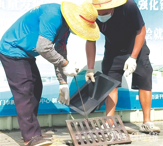 工人把“四防”裝置固定在下水口。