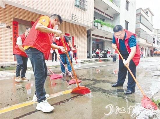 恩平市委統(tǒng)戰(zhàn)部、市新階聯(lián)聯(lián)合牛江鎮(zhèn)在圩鎮(zhèn)開展愛國衛(wèi)生行動(dòng)。