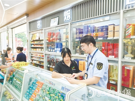 專(zhuān)賣(mài)稽查人員開(kāi)展入戶(hù)普法宣傳。