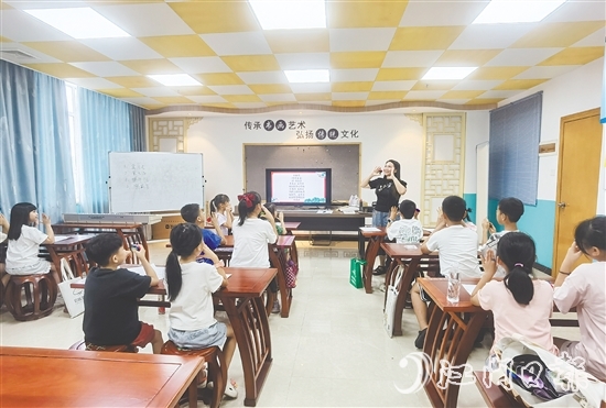 今年暑假公益藝術(shù)培訓(xùn)班開(kāi)設(shè)恩平民歌童謠課程，吸引不少青少年報(bào)名學(xué)唱。